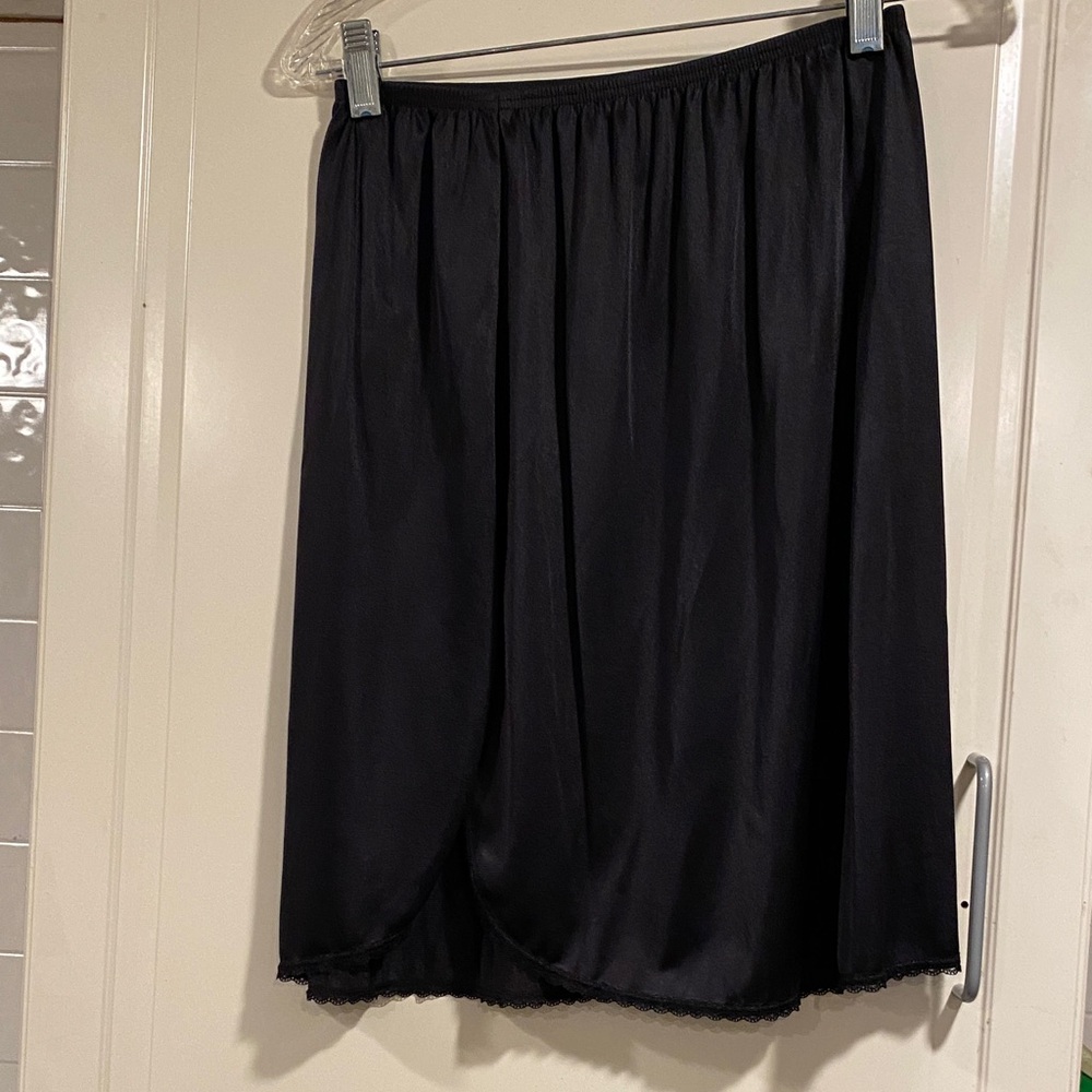 EUC Vassarette Black slip Skirt size medium